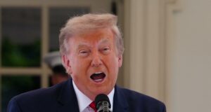 Estados Unidos bombardea Irán por tercera noche consecutiva Donald Trump hablando enérgicamente frente a un micrófono durante una declaración sobre los ataques militares contra Irán.