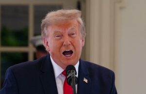 Estados Unidos bombardea Irán por tercera noche consecutiva Donald Trump hablando enérgicamente frente a un micrófono durante una declaración sobre los ataques militares contra Irán.