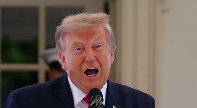 Estados Unidos bombardea Irán por tercera noche consecutiva Donald Trump hablando enérgicamente frente a un micrófono durante una declaración sobre los ataques militares contra Irán.
