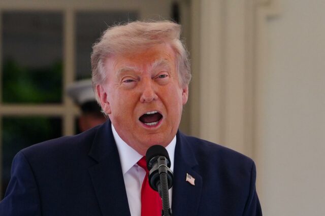 Donald Trump hablando enérgicamente frente a un micrófono durante una declaración sobre los ataques militares contra Irán.
