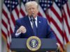 Trump impone arancel del 50% a bienes de Canadá Donald Trump habla en un podio con el sello de la presidencia de Estados Unidos ante banderas nacionales.