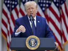 Trump impone arancel del 50% a bienes de Canadá Donald Trump habla en un podio con el sello de la presidencia de Estados Unidos ante banderas nacionales.