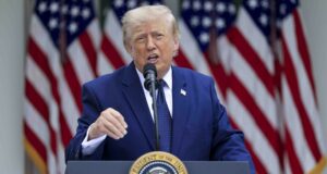 Trump impone arancel del 50% a bienes de Canadá Donald Trump habla en un podio con el sello de la presidencia de Estados Unidos ante banderas nacionales.