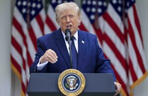 Trump impone arancel del 50% a bienes de Canadá Donald Trump habla en un podio con el sello de la presidencia de Estados Unidos ante banderas nacionales.