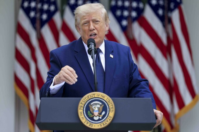 Trump impone arancel del 50% a bienes de Canadá Donald Trump habla en un podio con el sello de la presidencia de Estados Unidos ante banderas nacionales.