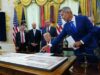 Donald Trump anuncia reforma del Aeropuerto Dulles Donald Trump y Sean Duffy observan una maqueta del proyecto para el Aeropuerto de Dulles en el Despacho Oval.