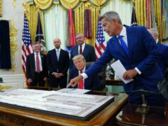 Donald Trump anuncia reforma del Aeropuerto Dulles Donald Trump y Sean Duffy observan una maqueta del proyecto para el Aeropuerto de Dulles en el Despacho Oval.