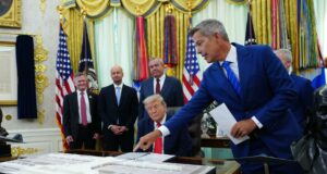 Donald Trump anuncia reforma del Aeropuerto Dulles Donald Trump y Sean Duffy observan una maqueta del proyecto para el Aeropuerto de Dulles en el Despacho Oval.