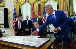 Donald Trump anuncia reforma del Aeropuerto Dulles Donald Trump y Sean Duffy observan una maqueta del proyecto para el Aeropuerto de Dulles en el Despacho Oval.