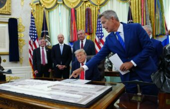 Donald Trump anuncia reforma del Aeropuerto Dulles Donald Trump y Sean Duffy observan una maqueta del proyecto para el Aeropuerto de Dulles en el Despacho Oval.