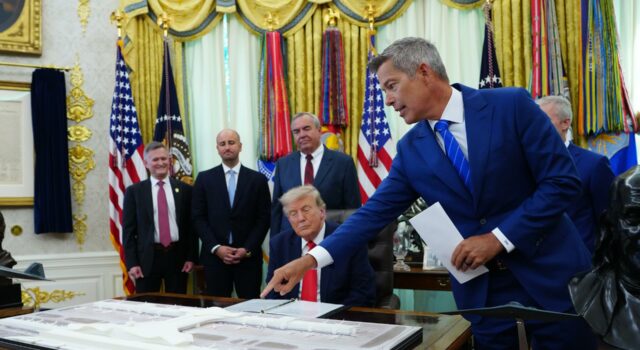 Donald Trump anuncia reforma del Aeropuerto Dulles Donald Trump y Sean Duffy observan una maqueta del proyecto para el Aeropuerto de Dulles en el Despacho Oval.