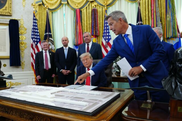 Donald Trump y Sean Duffy observan una maqueta del proyecto para el Aeropuerto de Dulles en el Despacho Oval.
