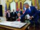 Donald Trump anuncia reforma del Aeropuerto Dulles Donald Trump y Sean Duffy observan una maqueta del proyecto para el Aeropuerto de Dulles en el Despacho Oval.