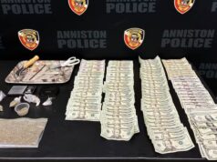 Operativo en Anniston deja 6 arrestados y drogas incautadas Incautación de drogas, billetes de dólares y parafernalia expuestos sobre una mesa de la policía de Anniston.