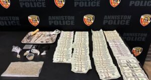 Operativo en Anniston deja 6 arrestados y drogas incautadas Incautación de drogas, billetes de dólares y parafernalia expuestos sobre una mesa de la policía de Anniston.
