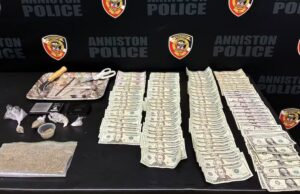 Operativo en Anniston deja 6 arrestados y drogas incautadas Incautación de drogas, billetes de dólares y parafernalia expuestos sobre una mesa de la policía de Anniston.