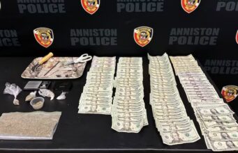 Operativo en Anniston deja 6 arrestados y drogas incautadas Incautación de drogas, billetes de dólares y parafernalia expuestos sobre una mesa de la policía de Anniston.