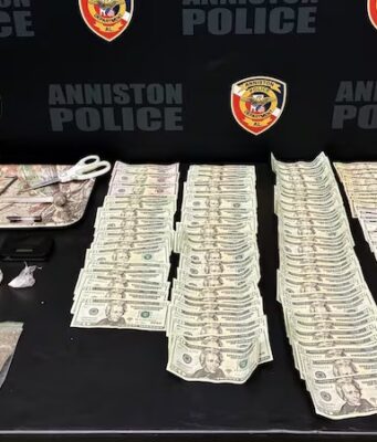 Operativo en Anniston deja 6 arrestados y drogas incautadas Incautación de drogas, billetes de dólares y parafernalia expuestos sobre una mesa de la policía de Anniston.