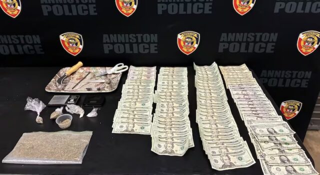 Operativo en Anniston deja 6 arrestados y drogas incautadas Incautación de drogas, billetes de dólares y parafernalia expuestos sobre una mesa de la policía de Anniston.