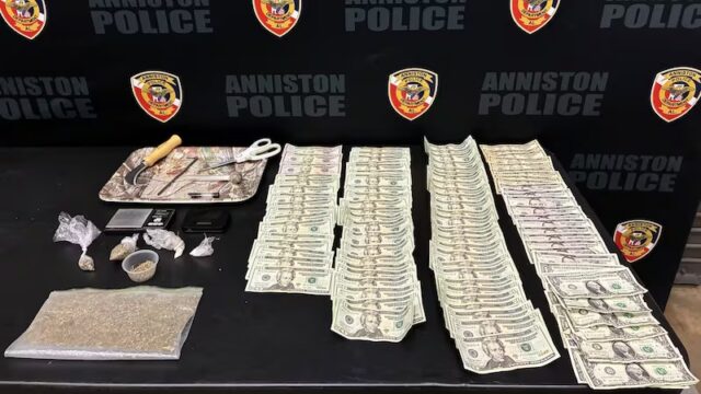 Operativo en Anniston deja 6 arrestados y drogas incautadas Incautación de drogas, billetes de dólares y parafernalia expuestos sobre una mesa de la policía de Anniston.