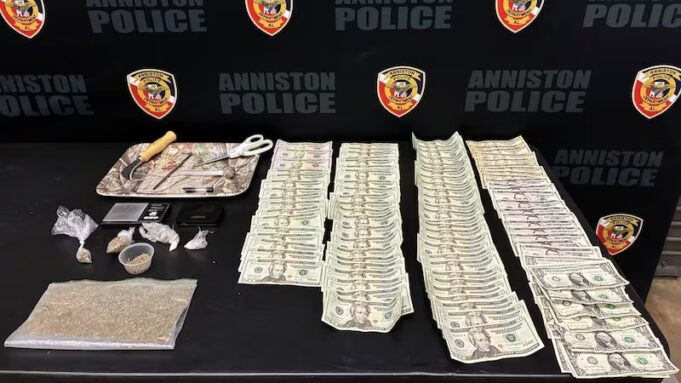 Operativo en Anniston deja 6 arrestados y drogas incautadas Incautación de drogas, billetes de dólares y parafernalia expuestos sobre una mesa de la policía de Anniston.