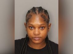 Acusan a mujer de robar miles de dólares a anciana de 91 años Foto de ficha policial de Ebony Nichole Jackson, acusada de fraude con tarjeta de débito en Alabama.
