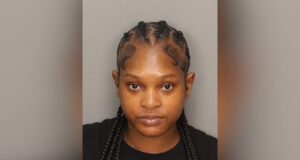 Acusan a mujer de robar miles de dólares a anciana de 91 años Foto de ficha policial de Ebony Nichole Jackson, acusada de fraude con tarjeta de débito en Alabama.
