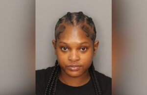 Acusan a mujer de robar miles de dólares a anciana de 91 años Foto de ficha policial de Ebony Nichole Jackson, acusada de fraude con tarjeta de débito en Alabama.