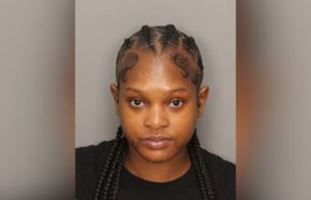 Acusan a mujer de robar miles de dólares a anciana de 91 años Foto de ficha policial de Ebony Nichole Jackson, acusada de fraude con tarjeta de débito en Alabama.