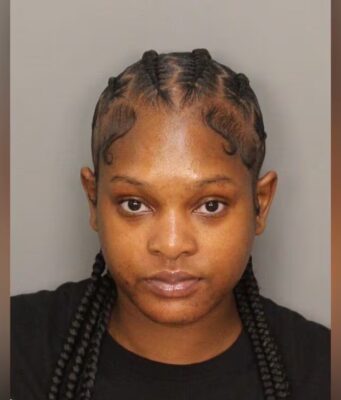 Acusan a mujer de robar miles de dólares a anciana de 91 años Foto de ficha policial de Ebony Nichole Jackson, acusada de fraude con tarjeta de débito en Alabama.