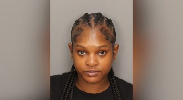 Acusan a mujer de robar miles de dólares a anciana de 91 años Foto de ficha policial de Ebony Nichole Jackson, acusada de fraude con tarjeta de débito en Alabama.