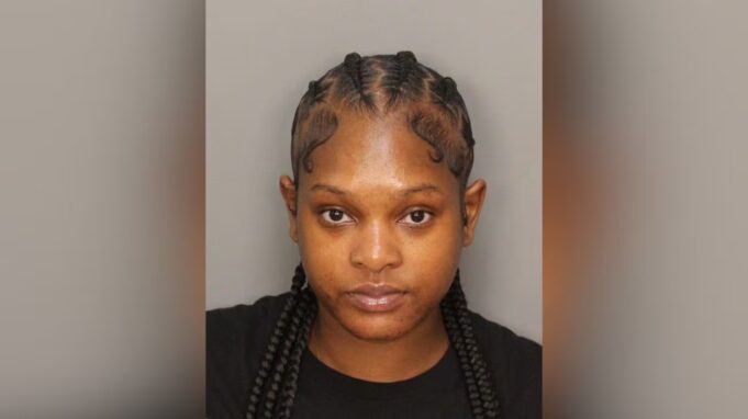 Acusan a mujer de robar miles de dólares a anciana de 91 años Foto de ficha policial de Ebony Nichole Jackson, acusada de fraude con tarjeta de débito en Alabama.