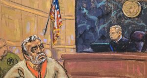 El Mayo Zambada acepta cadena perpetua en Estados Unidos Dibujo de corte que muestra al narcotraficante mexicano El Mayo Zambada con barba canosa y traje beige ante un juez de Estados Unidos.