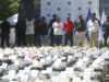 El Salvador presenta histórico decomiso de cocaína Seis detenidos escoltados por militares frente a un masivo decomiso de cocaína numerado en El Salvador.