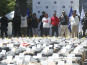 El Salvador presenta histórico decomiso de cocaína Seis detenidos escoltados por militares frente a un masivo decomiso de cocaína numerado en El Salvador.