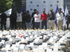 El Salvador presenta histórico decomiso de cocaína Seis detenidos escoltados por militares frente a un masivo decomiso de cocaína numerado en El Salvador.