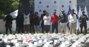 El Salvador presenta histórico decomiso de cocaína Seis detenidos escoltados por militares frente a un masivo decomiso de cocaína numerado en El Salvador.