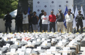 El Salvador presenta histórico decomiso de cocaína Seis detenidos escoltados por militares frente a un masivo decomiso de cocaína numerado en El Salvador.
