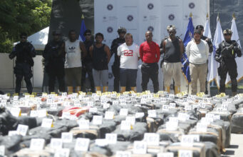 El Salvador presenta histórico decomiso de cocaína Seis detenidos escoltados por militares frente a un masivo decomiso de cocaína numerado en El Salvador.