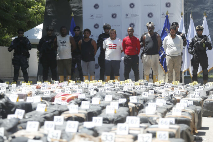 El Salvador presenta histórico decomiso de cocaína Seis detenidos escoltados por militares frente a un masivo decomiso de cocaína numerado en El Salvador.