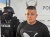 Abaten a El Topo jefe de sicarios del CJNG en Colima Fotografía del sospechoso alias El Topo resguardado por un agente policial tras operativo contra el CJNG.