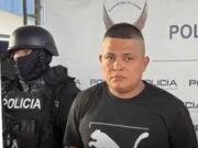 Abaten a El Topo jefe de sicarios del CJNG en Colima Fotografía del sospechoso alias El Topo resguardado por un agente policial tras operativo contra el CJNG.