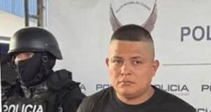 Abaten a El Topo jefe de sicarios del CJNG en Colima Fotografía del sospechoso alias El Topo resguardado por un agente policial tras operativo contra el CJNG.