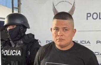 Abaten a El Topo jefe de sicarios del CJNG en Colima Fotografía del sospechoso alias El Topo resguardado por un agente policial tras operativo contra el CJNG.