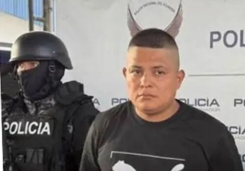 Abaten a El Topo jefe de sicarios del CJNG en Colima Fotografía del sospechoso alias El Topo resguardado por un agente policial tras operativo contra el CJNG.