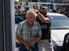 Detienen a Ernesto Ruffo Appel por contrabando de combustible Ernesto Ruffo Appel, con esposas, es custodiado por agentes de seguridad durante su detención por presunto contrabando en México.