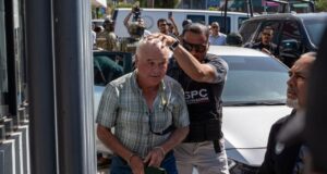 Detienen a Ernesto Ruffo Appel por contrabando de combustible Ernesto Ruffo Appel, con esposas, es custodiado por agentes de seguridad durante su detención por presunto contrabando en México.