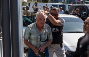 Detienen a Ernesto Ruffo Appel por contrabando de combustible Ernesto Ruffo Appel, con esposas, es custodiado por agentes de seguridad durante su detención por presunto contrabando en México.