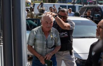 Detienen a Ernesto Ruffo Appel por contrabando de combustible Ernesto Ruffo Appel, con esposas, es custodiado por agentes de seguridad durante su detención por presunto contrabando en México.
