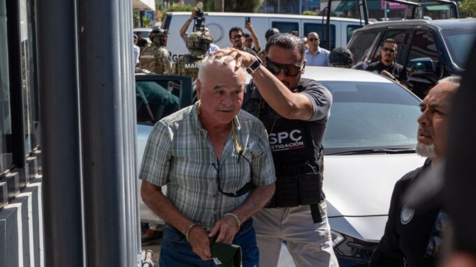 Detienen a Ernesto Ruffo Appel por contrabando de combustible Ernesto Ruffo Appel, con esposas, es custodiado por agentes de seguridad durante su detención por presunto contrabando en México.